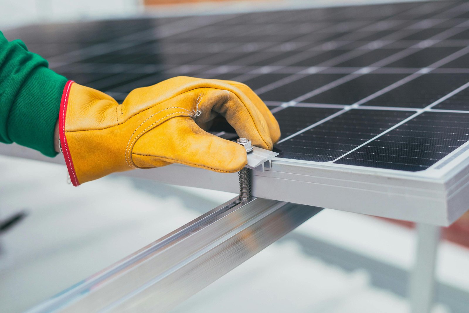 Imagen montando paneles solares